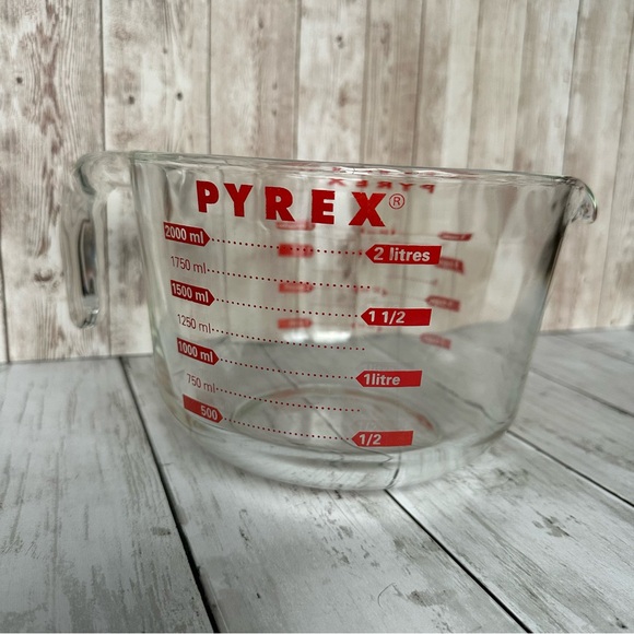 VINTAGE PYREX GLASS 8 CUP MEASURING BOWL WITH HANDLE RED LETTERING - Picture 2 of 6